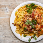 Eiernudeln mit Tamari-Butter, Garnelen und Rauchmandeln