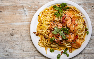 Eiernudeln mit Tamari-Butter, Garnelen und Rauchmandeln