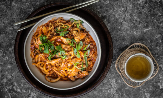 Cremige Chicken Udon mit koreanischer Gochujang, Limette und Honig