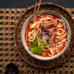 Spicy Peanut Ramen mit gezupftem Rindfleisch