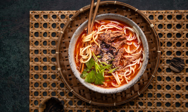 Spicy Peanut Ramen mit gezupftem Rindfleisch