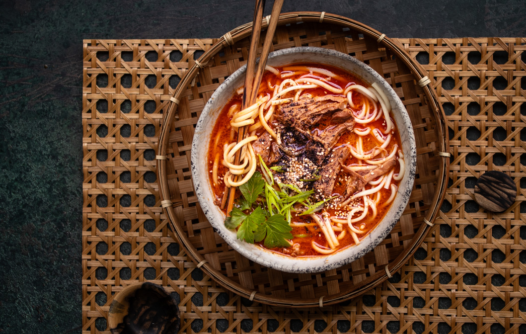 Spicy Peanut Ramen mit gezupftem Rindfleisch
