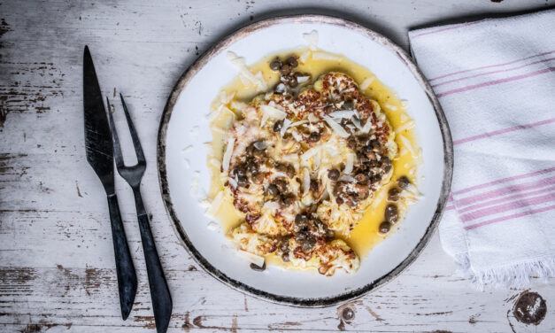 Blumenkohlsteaks mit Parmesan und Kapern-Zitronen-Butter