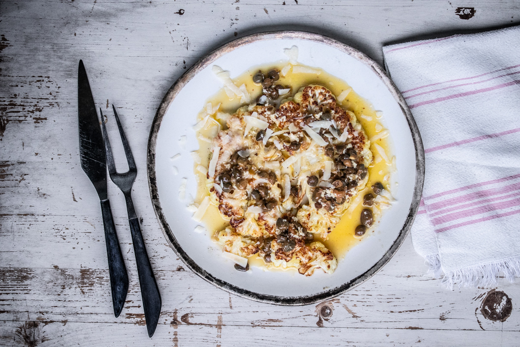 Blumenkohlsteaks mit Parmesan und Kapern-Zitronen-Butter