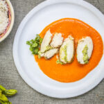 Mit grünem Spargel gefüllte Hühnchenbrust auf Tomaten-Mascarpone Sauce