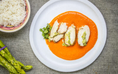 Mit grünem Spargel gefüllte Hühnchenbrust auf Tomaten-Mascarpone Sauce
