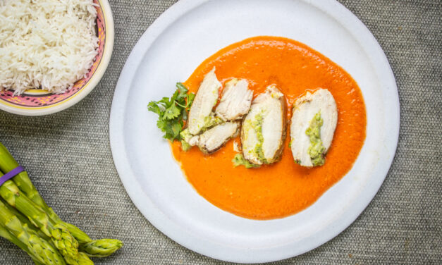 Mit grünem Spargel gefüllte Hühnchenbrust auf Tomaten-Mascarpone Sauce