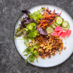 Scharfes Tempeh Crumble mit schnellen Pickles