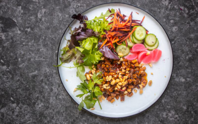 Scharfes Tempeh Crumble mit schnellen Pickles