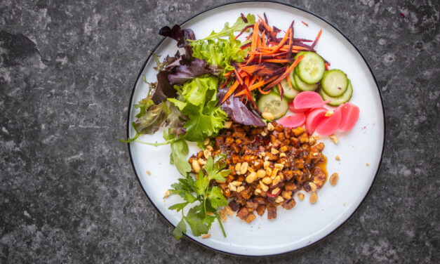Scharfes Tempeh Crumble mit schnellen Pickles