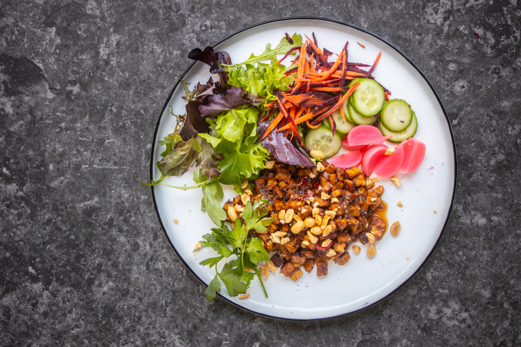 Scharfes Tempeh Crumble mit schnellen Pickles