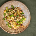 Udon mit Tahini-Chili Sauce, grünem Spargel und Hühnchenbrust