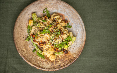 Udon mit Tahini-Chili Sauce, grünem Spargel und Hühnchenbrust