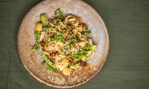Udon mit Tahini-Chili Sauce, grünem Spargel und Hühnchenbrust