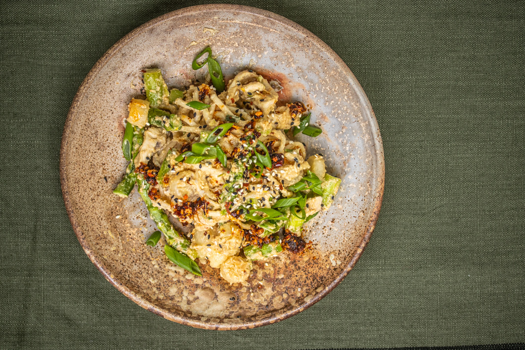 Udon mit Tahini-Chili Sauce, grünem Spargel und Hühnchenbrust