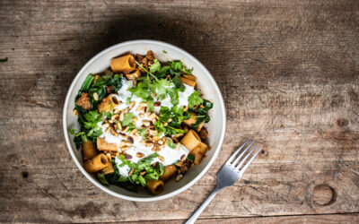 Harissa Beef mit Spinat, Feta-Joghurt Creme und Nudeln