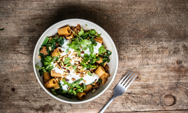 Harissa Beef mit Spinat, Feta-Joghurt Creme und Nudeln