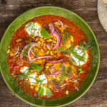 Gewürztes Huhn mit warmem Tomaten Dressing und Joghurt