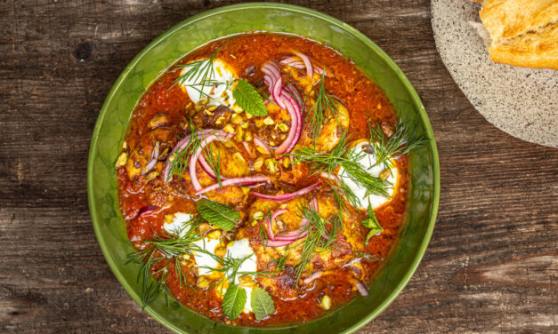 Gewürztes Huhn mit warmem Tomaten Dressing und Joghurt