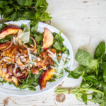 Rucola Salat mit gegrilltem Huhn, Nektarine und Basilikum