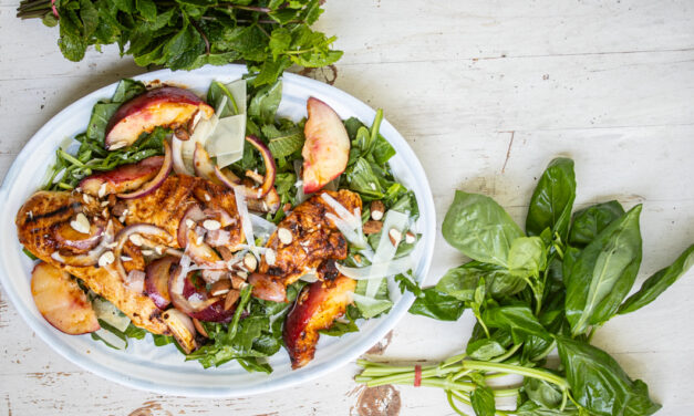 Rucola Salat mit gegrilltem Huhn, Nektarine und Basilikum