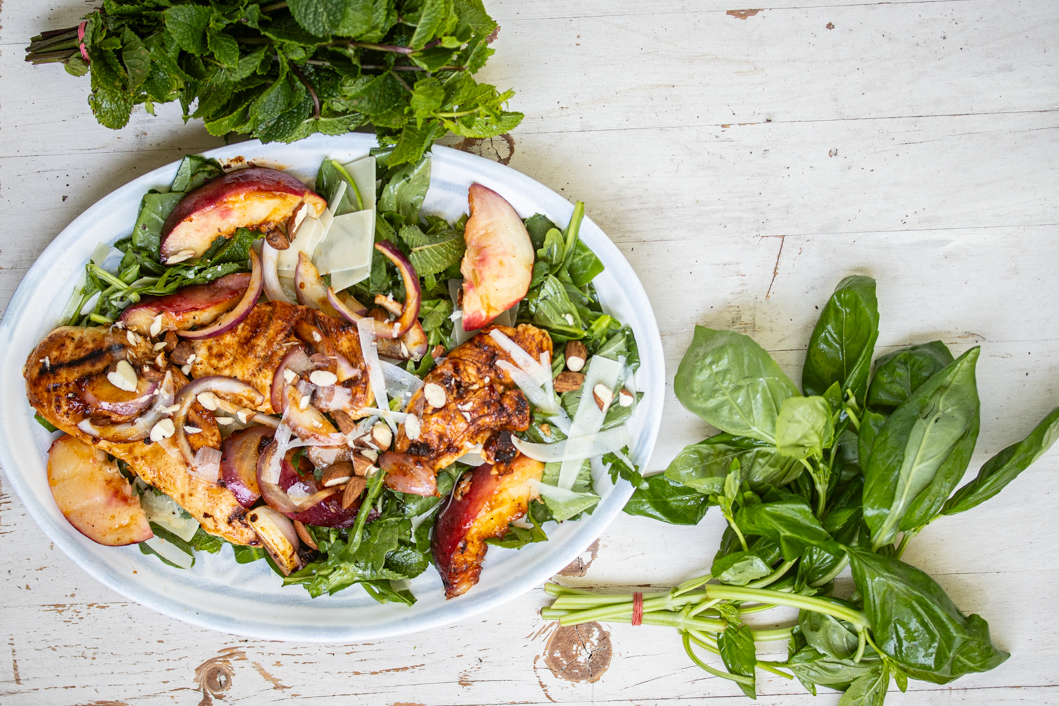 Rucola Salat mit gegrilltem Huhn, Nektarine und Basilikum
