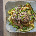 Eiskalte Soba Nudeln mit Gurken und Miso