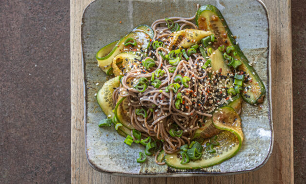 Eiskalte Soba Nudeln mit Gurken und Miso