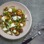 Ofengeröstete Zucchini mit Salzzitrone, Feta und Graupen