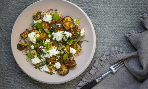 Ofengeröstete Zucchini mit Salzzitrone, Feta und Graupen