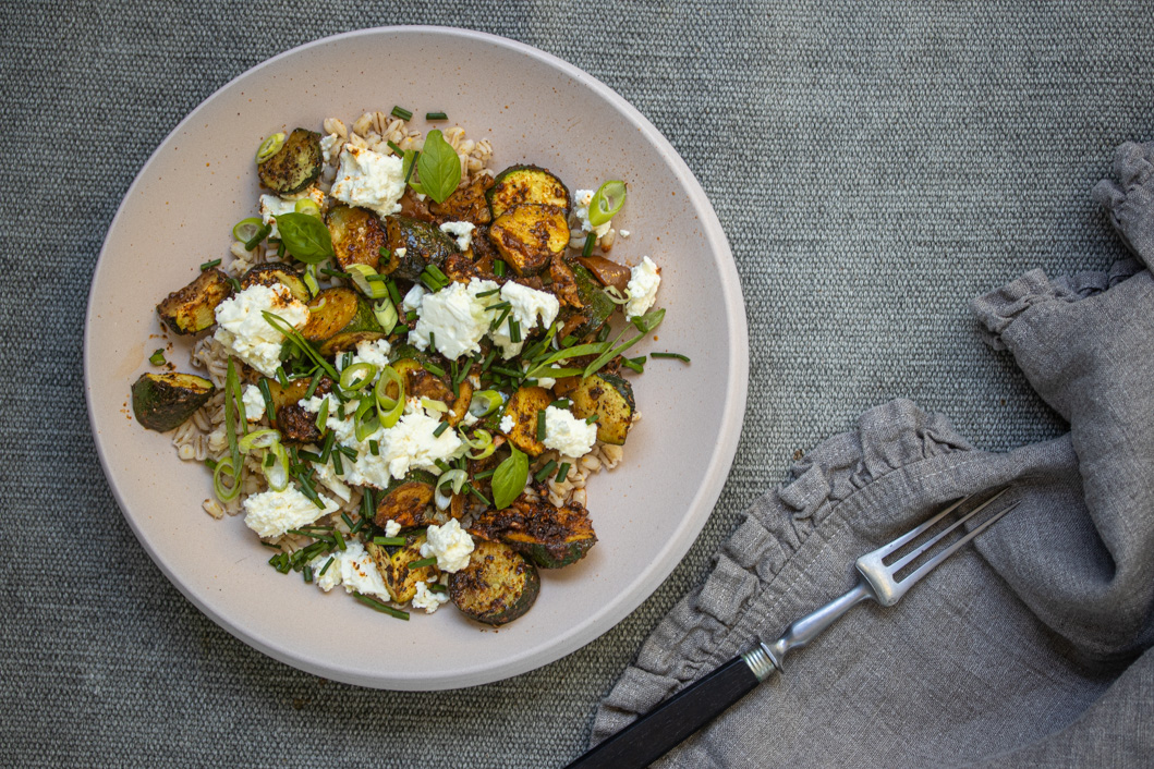 Ofengeröstete Zucchini mit Salzzitrone, Feta und Graupen