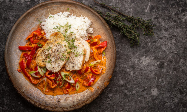 Hühnchenbrust mit Parmesan und Paprika-Thymian-Gemüse