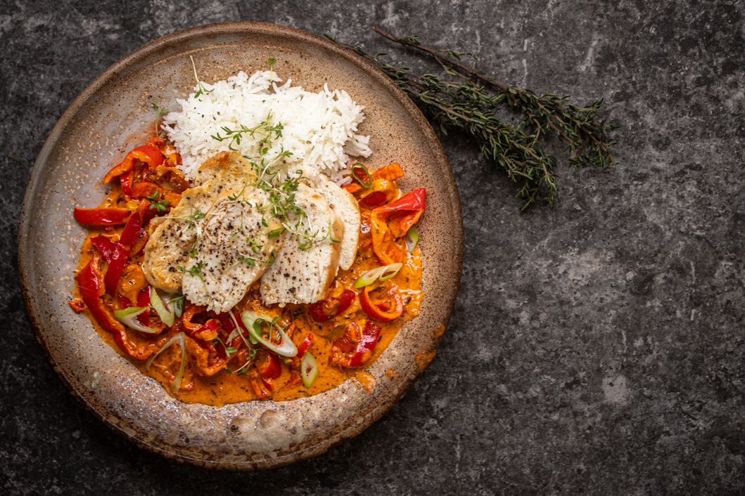 Hühnchenbrust mit Parmesan und Paprika-Thymian-Gemüse
